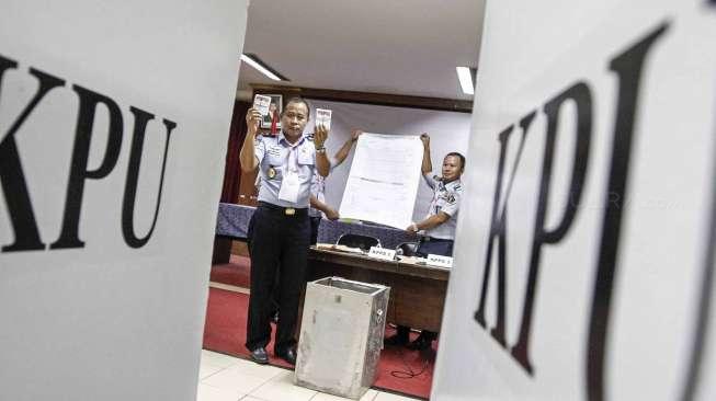 Warga binaan dan sipir lapas melakukan simulasi pemilihan kepala daerah di lembaga pemasyarakatan kelas 1 Cipinang, Jakarta, Kamis (9/2).