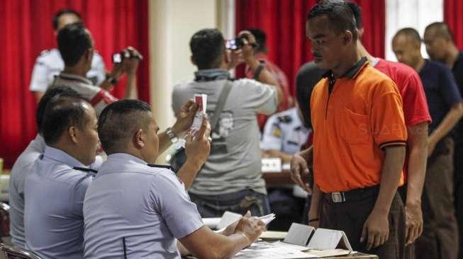 Warga binaan dan sipir lapas melakukan simulasi pemilihan kepala daerah di lembaga pemasyarakatan kelas 1 Cipinang, Jakarta, Kamis (9/2).