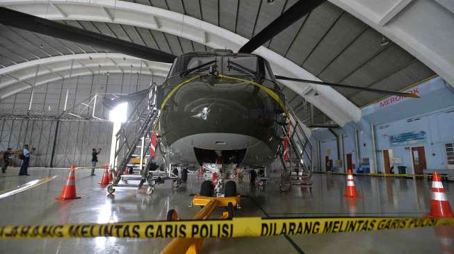 Helikopter Agusta Westland (AW) 101 terparkir dengan dipasangi garis polisi di Hanggar Skadron Teknik 021 Pangkalan Udara Halim Perdanakusuma, Jakarta, Kamis (9/2).