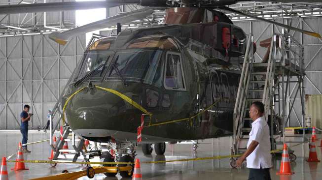 Helikopter Agusta Westland (AW) 101 terparkir dengan dipasangi garis polisi di Hanggar Skadron Teknik 021 Pangkalan Udara Halim Perdanakusuma, Jakarta, Kamis (9/2).