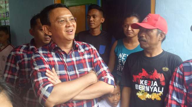 Sambil Tutup Hidung, Ahok Pantau Kawasan Banjir di Kosambi