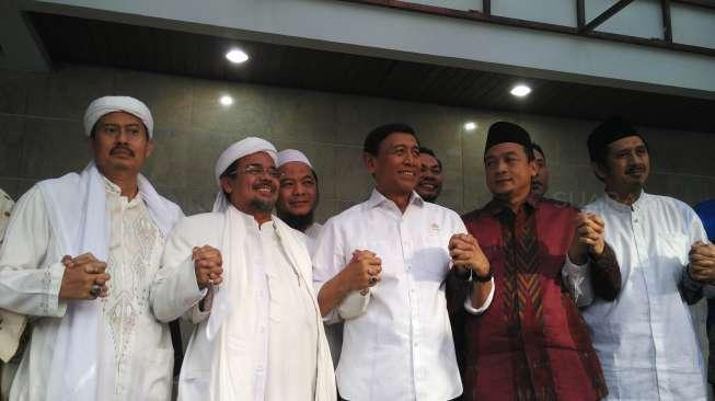 Menkopolhukam Wiranto, pimpinan FPI Habib Rizieq Shihab dan GNPF [suara.com/Nikolaus Tolen]