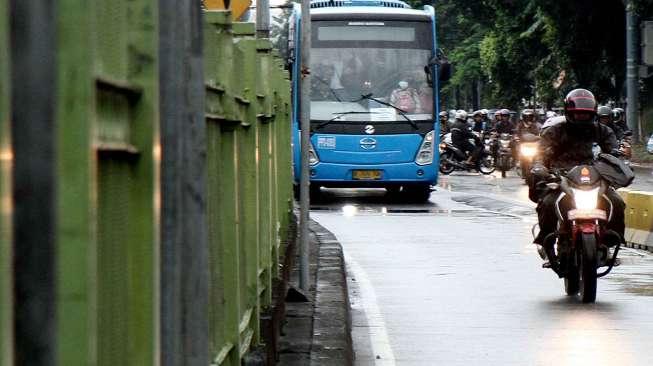 Sejumlah kendaraan melintas di jalur Transjakarta di kawasan Pasar Rumput, Jakarta, Jumat (10/2).