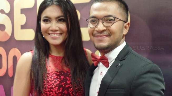 Ihsan Tarore dan Denada di acara 'Seleb On News Awards 2017' di kawasan Kebon Jeruk, Jakarta, Kamis (9/2/2017). (Suara.com/Ismail)