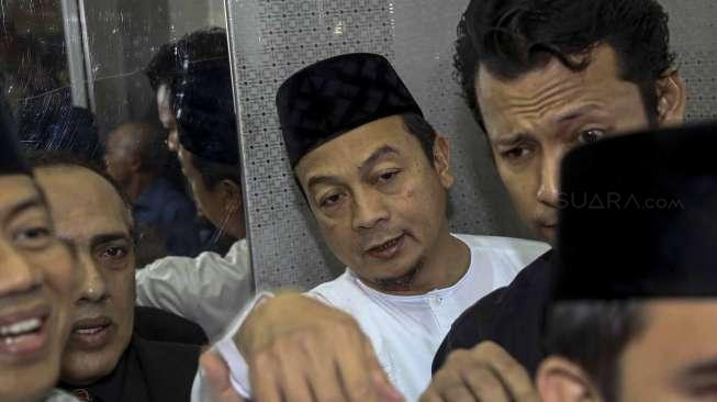 Ketua Gerakan Nasional Pengawal Fatwa (GNPF) MUI, Bachtiar Nasir memenuhi panggilan untuk menjalani pemeriksaan di Bareskrim Polri, di Jakarta, Jumat (10/2).