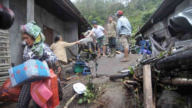 Tanah longsor di Desa Songan, Kintamani, Bali, Jumat (10/2).