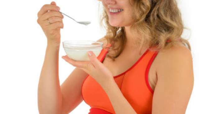 Ilustrasi ibu hamil makan yogurt. (Shutterstock)