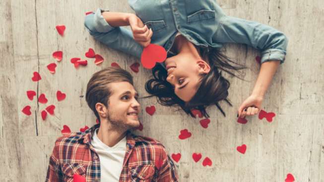 Ilustrasi pasangan saling jatuh cinta. (Shutterstock)