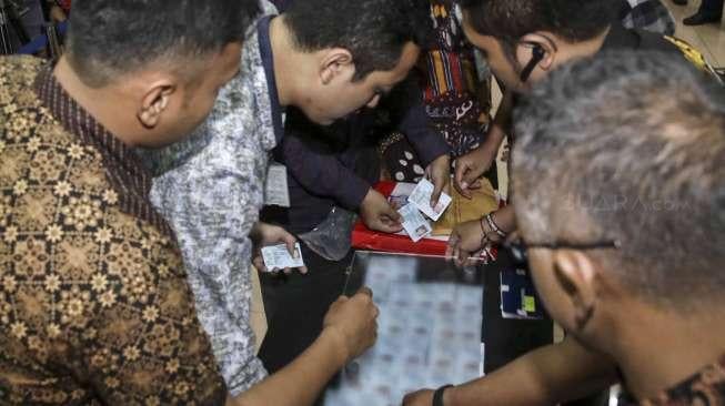 Petugas Bea dan Cukai merilis paket KTP palsu yang tiba di Bandara Soekarno-Hatta pada 3 Februari 2017 melalui jasa ekspedisi, di Jakarta, Jumat (10/2).