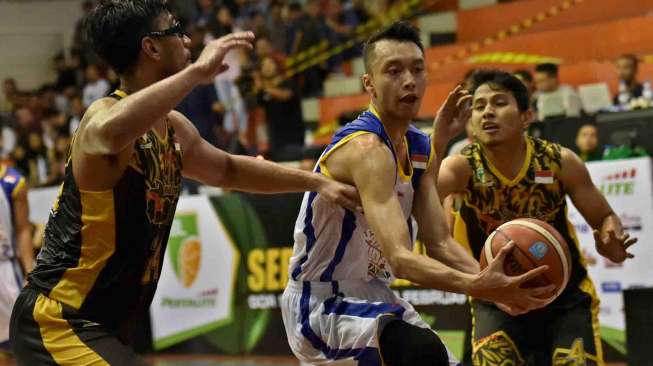 Pertandingan Indonesian Basketball League (IBL) Seri III di GOR Sahabat Semarang, Jawa Tengah, Sabtu (11/2).