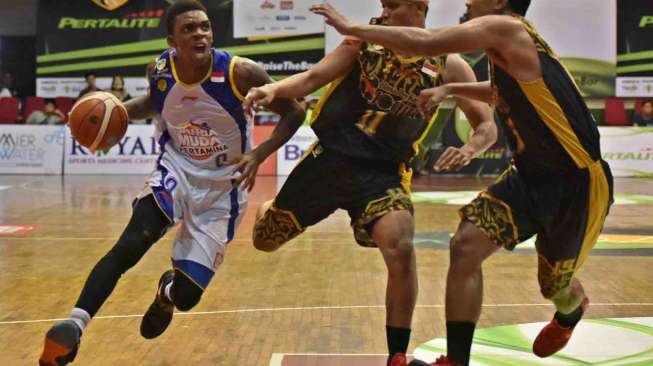 Pertandingan Indonesian Basketball League (IBL) Seri III di GOR Sahabat Semarang, Jawa Tengah, Sabtu (11/2).