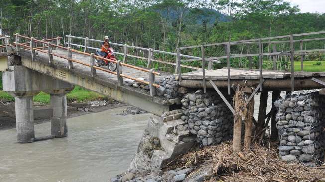 Warga Dayak di Sambas Puluhan Tahun Menanti Jembatan Baru, Endingnya Melegakan