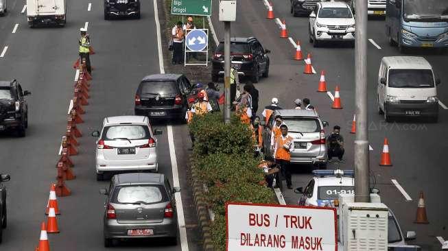 Sejumlah kendaraan roda empat melintas di ruas jalan Tol Dalam Kota ketika diberlakukan uji coba 