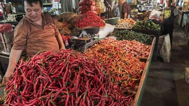 Pedagang cabai di pasar Inpres Senen, Jakarta, Senin (13/2).