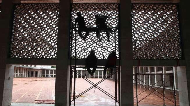 Sejumlah anggota pecinta alam dari berbagai organisasi membersihkan Masjid Istiqlal di Jakarta, Senin (13/2).