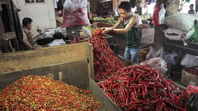 Pedagang cabai di pasar Inpres Senen, Jakarta, Senin (13/2).