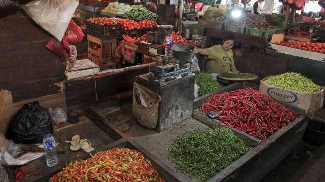 Pedagang cabai di pasar Inpres Senen, Jakarta, Senin (13/2).