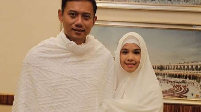 Masa Tenang, Annisa Pohan Dampingi Suami Umrah