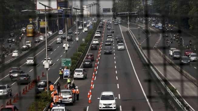 Sejumlah kendaraan roda empat melintas di ruas jalan Tol Dalam Kota ketika diberlakukan uji coba 