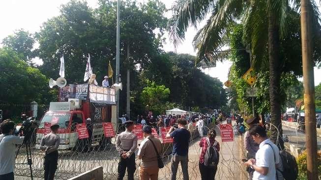 Sidang Ahok Kembali Didemo, Massa Semakin Sedikit