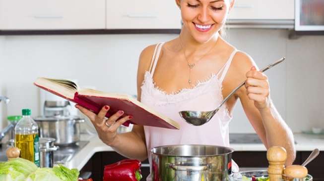 Ilustrasi perempuan memasak. [Shutterstock]