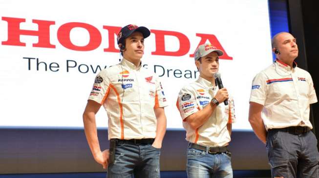 Prinsipal Honda Repsol, Livio Suppo (kanan), bersama kedua pebalapnya Marc Marquez (kiri) dan Dani Pedrosa [AFP/Kazuhiro Nogi]