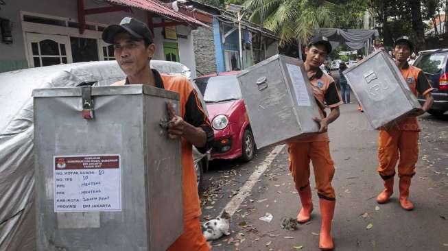 Petugas dan panitia mendistribusikan serta menyusun kotak dan surat suara di sejumlah TPS Kelurahan Menteng, Jakarta, Selasa (14/2/2017). [Suara.com/Kurniawan Mas'ud]