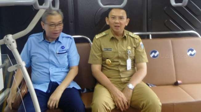 Perkenalkan Bus Baru Gaya Lama, Ahok Kerja Naik TransJakarta