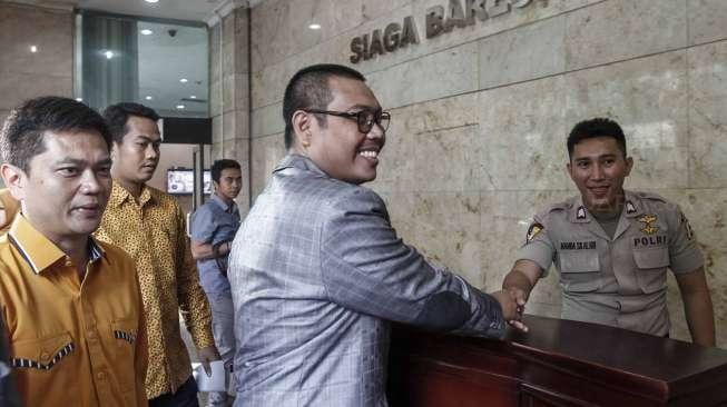 Anggota Komisi VII DPR RI dari Fraksi Hanura, Mukhtar Tompo, datang melaporkan Dirut PT Freeport Indonesia, Chappy Hakim, ke Bareskrim Polri di Jakarta, Selasa (14/2/2017). [Suara.com/Kurniawan Mas'ud]