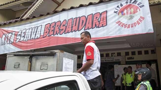 Petugas dan panitia mendistribusikan serta menyusun kotak dan surat suara di sejumlah TPS Kelurahan Menteng, Jakarta, Selasa (14/2/2017). [Suara.com/Kurniawan Mas'ud]