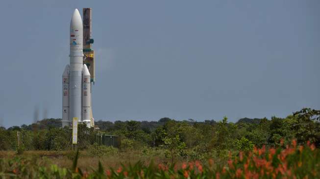 Roket Ariane 5 yang membawa satelit Telkom 3S dipersiapkan menempati titik luncur di fasilitas milik Arianespace, Kourou, Guyana Prancis, Senin (13/2/2017) waktu setempat. [Antara/Puspa Perwitasari]