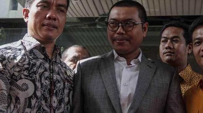 Anggota Komisi VII DPR RI dari Fraksi Hanura, Mukhtar Tompo, datang melaporkan Dirut PT Freeport Indonesia, Chappy Hakim, ke Bareskrim Polri di Jakarta, Selasa (14/2/2017). [Suara.com/Kurniawan Mas'ud]