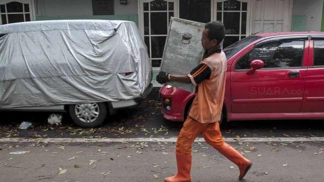 Petugas dan panitia mendistribusikan serta menyusun kotak dan surat suara di sejumlah TPS Kelurahan Menteng, Jakarta, Selasa (14/2/2017). [Suara.com/Kurniawan Mas'ud]