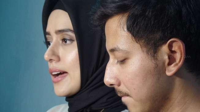 Artis Fairuz A Rafiq dan kekasihnya, Sony Septian di kawasan Tendean, Jakarta Selatan, Selasa (14/2/2017). [suara.com/Ismail]