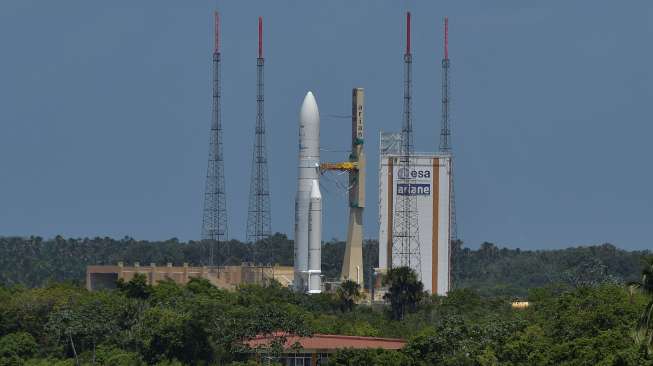 Roket Ariane 5 yang membawa satelit Telkom 3S dipersiapkan menempati titik luncur di fasilitas milik Arianespace, Kourou, Guyana Prancis, Senin (13/2/2017) waktu setempat. [Antara/Puspa Perwitasari]