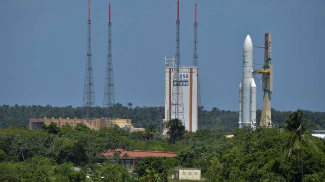 Roket Ariane 5 yang membawa satelit Telkom 3S dipersiapkan menempati titik luncur di fasilitas milik Arianespace, Kourou, Guyana Prancis, Senin (13/2/2017) waktu setempat. [Antara/Puspa Perwitasari]