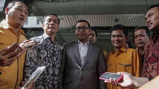 Anggota Komisi VII DPR RI dari Fraksi Hanura, Mukhtar Tompo, datang melaporkan Dirut PT Freeport Indonesia, Chappy Hakim, ke Bareskrim Polri di Jakarta, Selasa (14/2/2017). [Suara.com/Kurniawan Mas'ud]