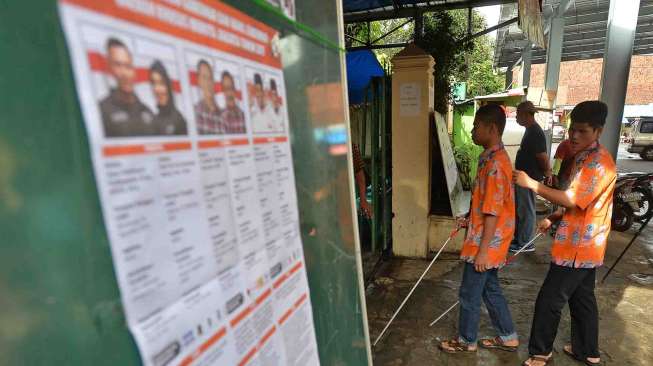 Penyandang disabilitas menggunakan hak pilih pada Pilkada Gubernur dan Wakil Gubernur DKI Jakarta Tahun 2017 di TPS 07 Kelurahan Cawang, Jakarta, Rabu (15/2).