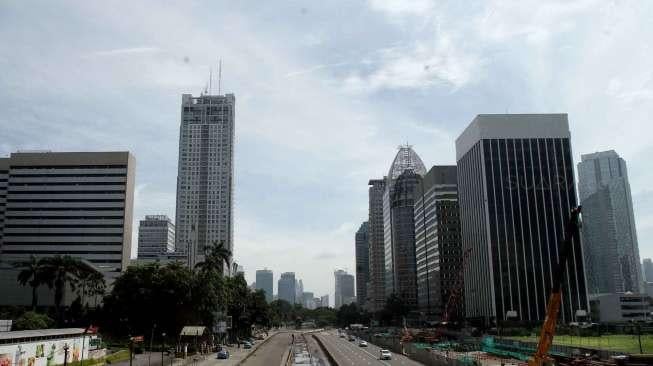 Kendaraan melintas di kawasan Jalan Jenderal Sudirman, Jakarta, Rabu (15/2).