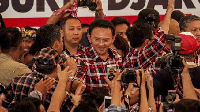 Pasangan calon Gubernur-Wakil Gubernur DKI Jakarta, Basuki Tjahaja Purnama (Ahok) dan Djarot Saiful Hidayat, mengunjungi markas pemenangan Rumah Lembang, Jakarta, Rabu (15/2).