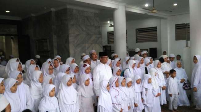 Sebelum Nyoblos, Anies Salat Subuh Berjamaah