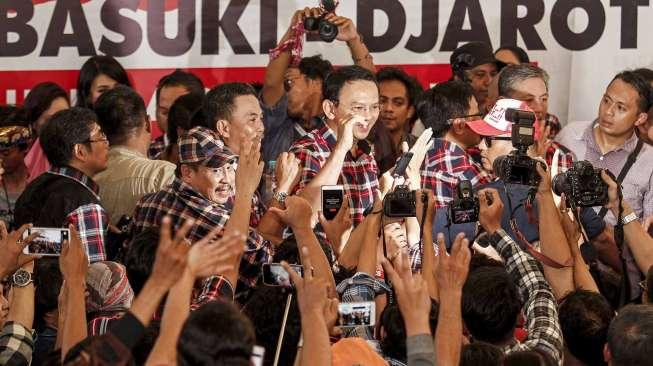 Pasangan calon Gubernur-Wakil Gubernur DKI Jakarta, Basuki Tjahaja Purnama (Ahok) dan Djarot Saiful Hidayat, mengunjungi markas pemenangan Rumah Lembang, Jakarta, Rabu (15/2).