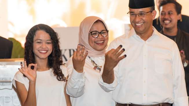 Anies Baswedan (tengah), istri Fery Farhati Ganis (kiri) dan anak Mutiara Annisa Baswedan (kanan) di TPS 28 Cilandak Barat, Jakarta, Rabu (15/2).   ANTARA FOTO/M Agung Rajasa/ama/17