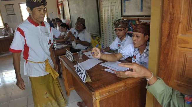 Komisi Pemilihan Umum (KPU) menggelar pemilihan umum kepala daerah secara serentak di 101 daerah pemilihan, Rabu (15/2).