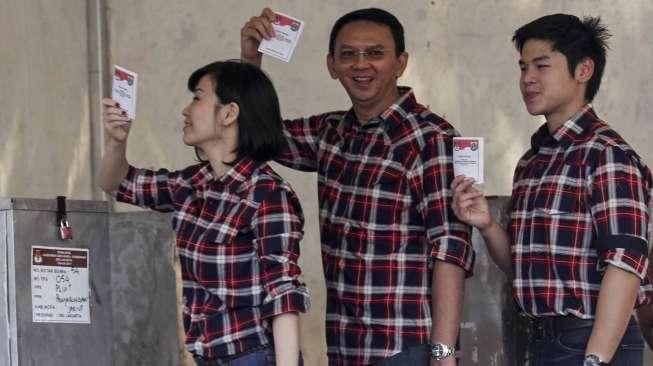 Kedatangan Ahok dan keluarga disambut hangat oleh warga setempat. 