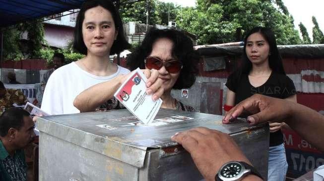 Ratusan warga menggunakan hak pilih di Tempat Pemungutan Suara 01 sampai 14 yang didirikan di luar komplek TNI saat Pemilihan Gubernur DKI Jakarta di Kelurahan Kebon Manggis, Kecamatan Matraman, Jakarta, Rabu (15/2).