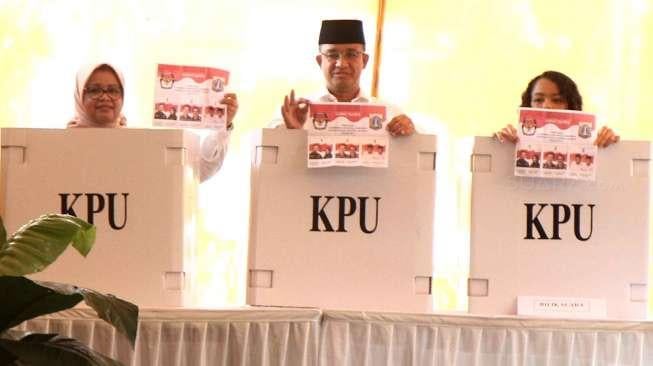 Calon Gubernur DKI Jakarta Anies Baswedan menggunakan hak pilihnya di TPS 028, Cilandak Barat, Jakarta, Rabu (15/2).