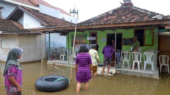 Komisi Pemilihan Umum (KPU) menggelar pemilihan umum kepala daerah secara serentak di 101 daerah pemilihan, Rabu (15/2).