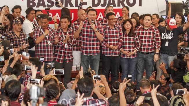 Pasangan calon Gubernur-Wakil Gubernur DKI Jakarta, Basuki Tjahaja Purnama (Ahok) dan Djarot Saiful Hidayat, mengunjungi markas pemenangan Rumah Lembang, Jakarta, Rabu (15/2).