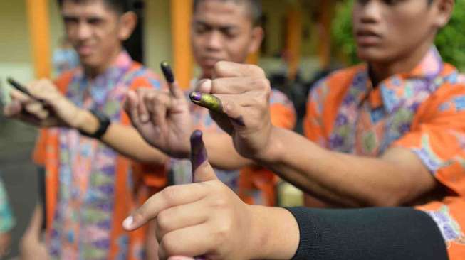 Penyandang disabilitas menggunakan hak pilih pada Pilkada Gubernur dan Wakil Gubernur DKI Jakarta Tahun 2017 di TPS 07 Kelurahan Cawang, Jakarta, Rabu (15/2).